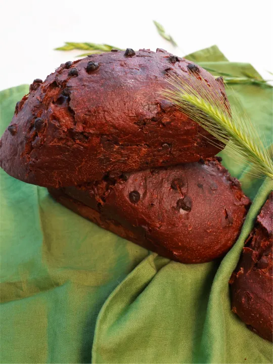 La publication de Maison Antoine du 14 octobre 2026 : deux pains au cacao et aux pépites de chocolat sur un lin vert, avec des épis