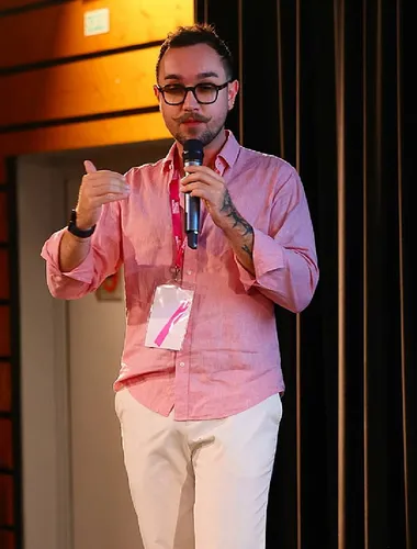 Jessy Martin au micro pendant son atelier Claude pour le marketing à l'événement Le Succès Marketing