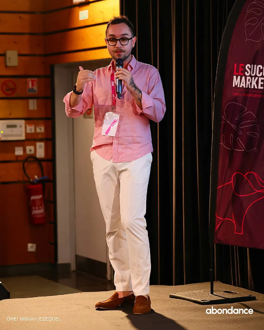 Jessy Martin sur scène, micro en main, pendant son atelier Claude pour le marketing à l'événement Le Succès Marketing