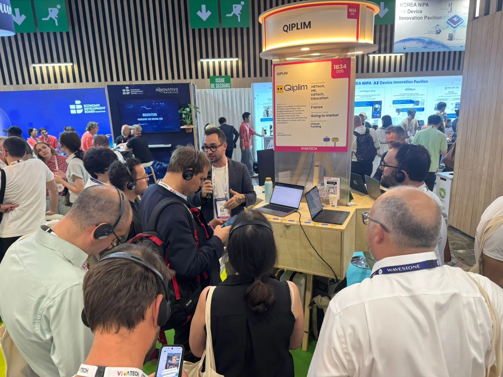 Jessy Martin présente Qiplim au public sur le stand du salon VivaTech